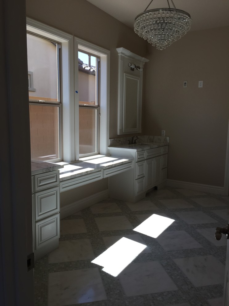 Example of a transitional home design design in Phoenix