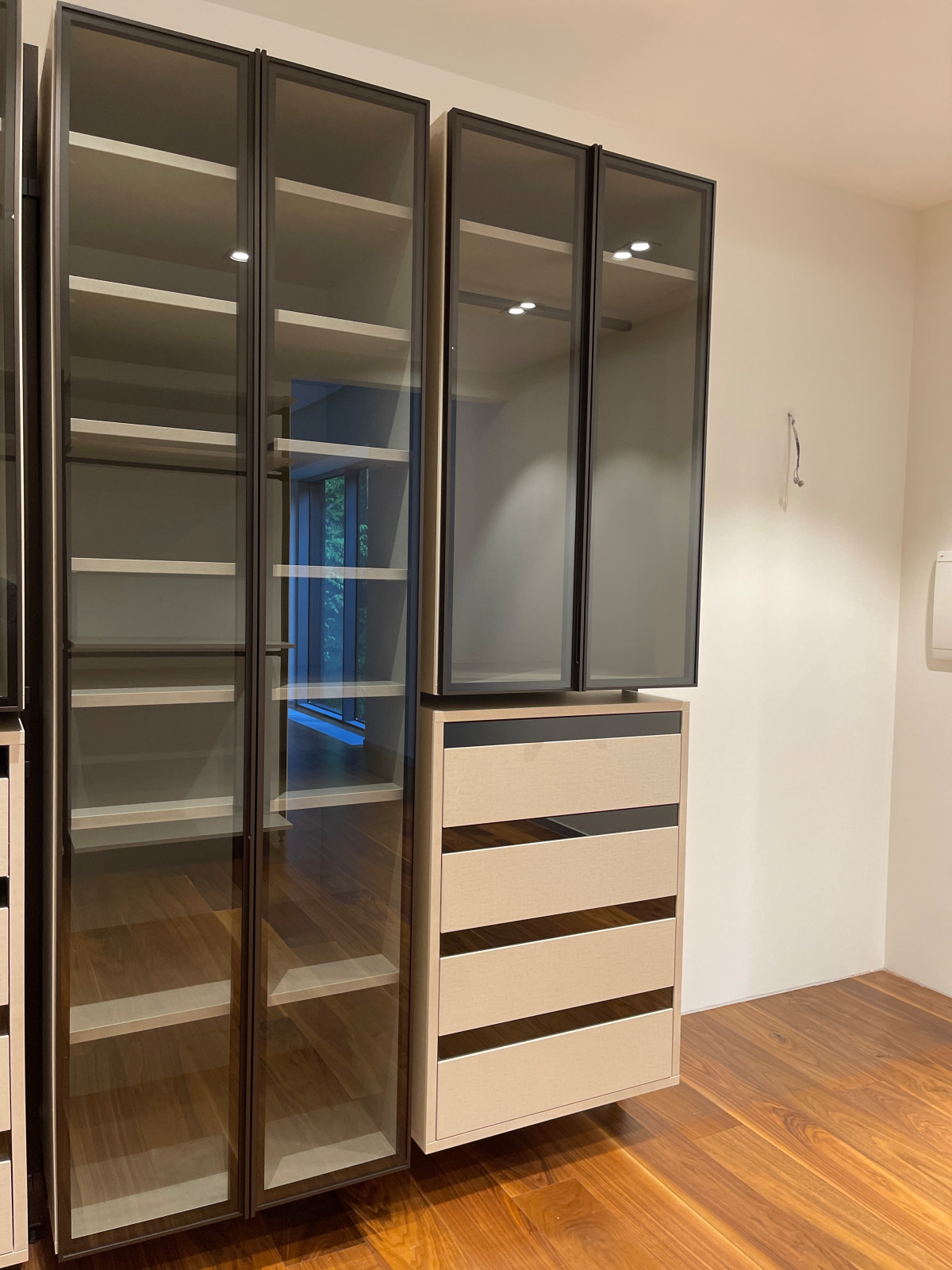 Распашной шкаф с системой RPE raumplus и Гардеробная система UNO raumplus