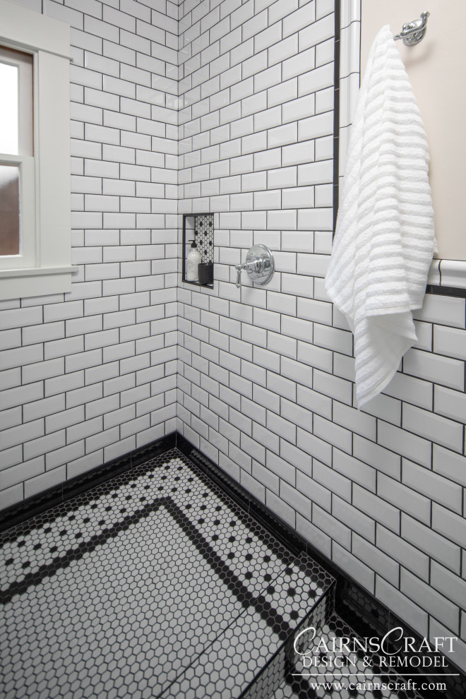 Свежая идея для дизайна: маленькая ванная комната в стиле неоклассика (современная классика) с открытым душем, раздельным унитазом, черно-белой плиткой, плиткой кабанчик, белыми стенами, полом из мозаичной плитки, душевой кабиной, подвесной раковиной, белым полом, открытым душем, нишей, тумбой под одну раковину и панелями на стенах для на участке и в саду - отличное фото интерьера