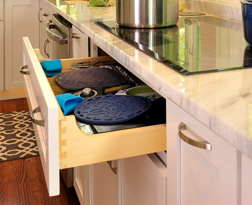 Example of a large transitional u-shaped medium tone wood floor kitchen design in DC Metro with an undermount sink, shaker cabinets, white cabinets, granite countertops, stainless steel appliances and an island