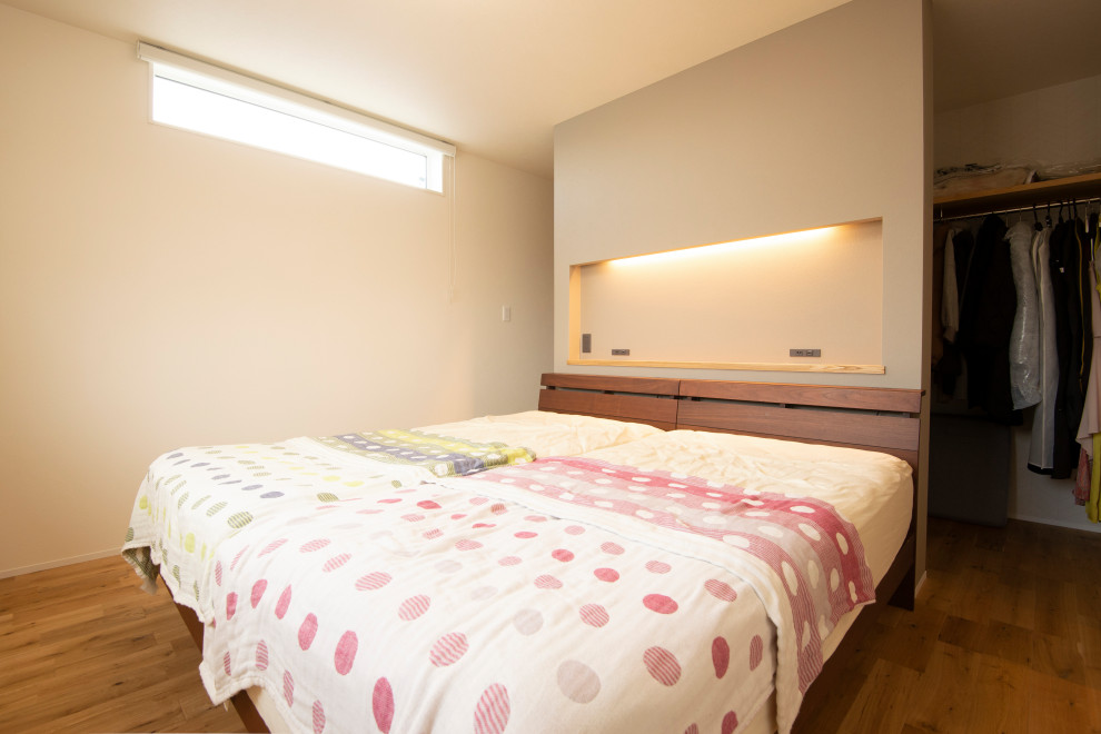 Стильный дизайн: хозяйская спальня в стиле ретро с бежевыми стенами, мраморным полом, потолком с обоями и обоями на стенах - последний тренд
