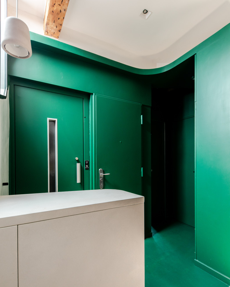 Imagen de entrada contemporánea con paredes verdes, suelo de cemento, puerta simple, puerta verde y suelo verde