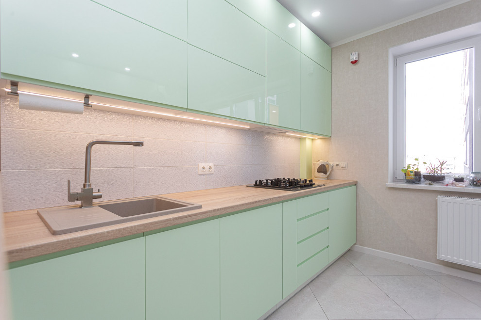 Мятная кухня со стеклянной витриной и подсветкой