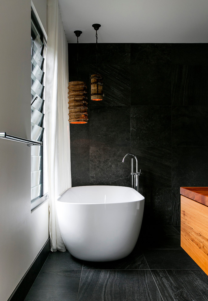 This is an example of a contemporary bathroom in Wollongong.
