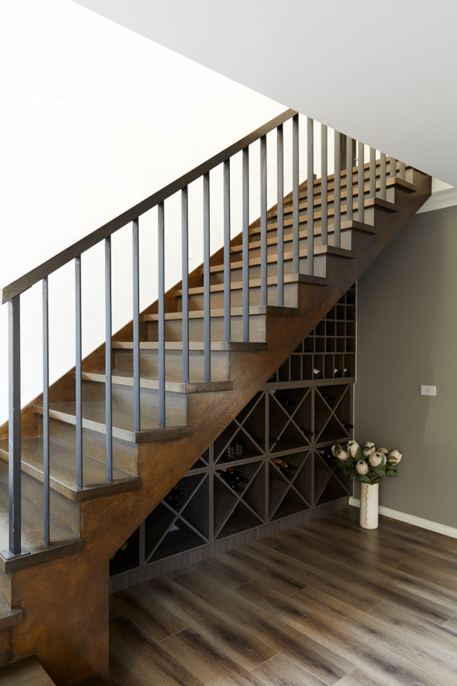 Inspiration pour un escalier design en L de taille moyenne avec des marches en bois, des contremarches en bois et un garde-corps en bois.