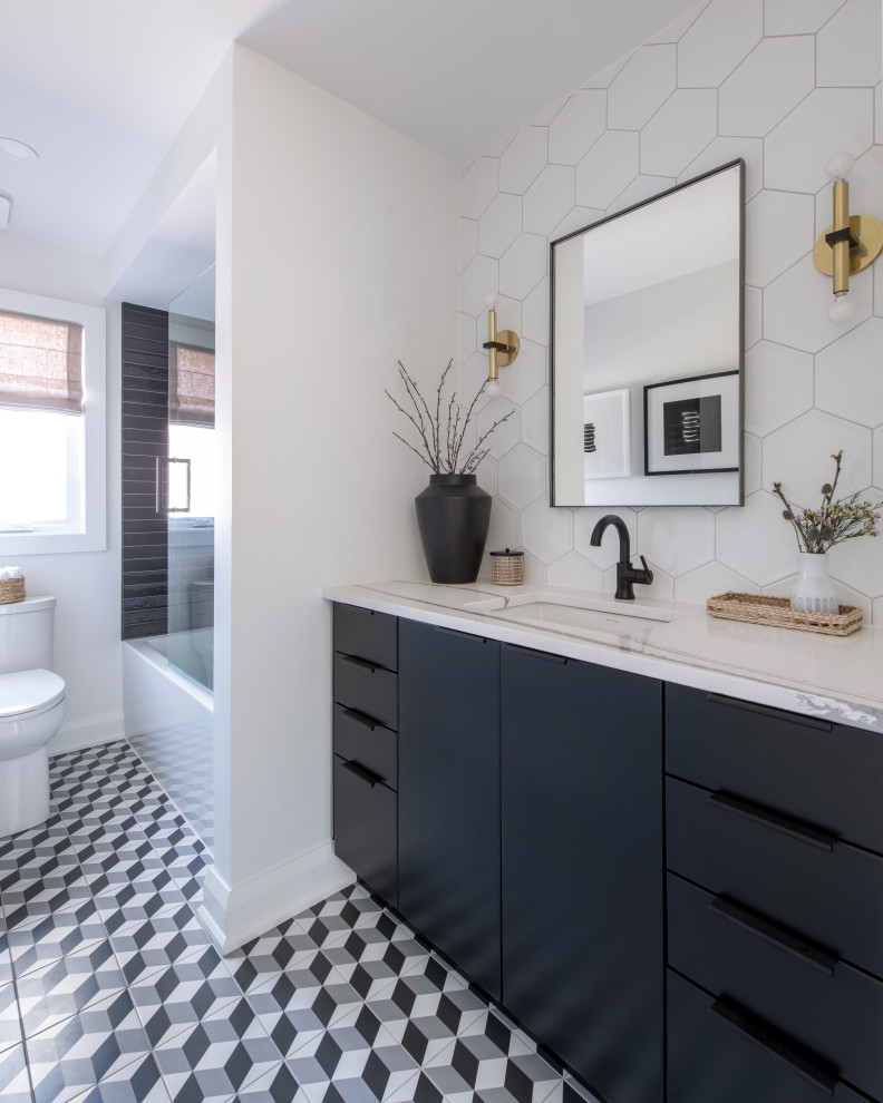 Eat-in kitchen - mid-sized transitional u-shaped medium tone wood floor eat-in kitchen idea with an undermount sink, shaker cabinets, white cabinets, quartz countertops, white backsplash, quartz backsplash, stainless steel appliances, a peninsula and white countertops