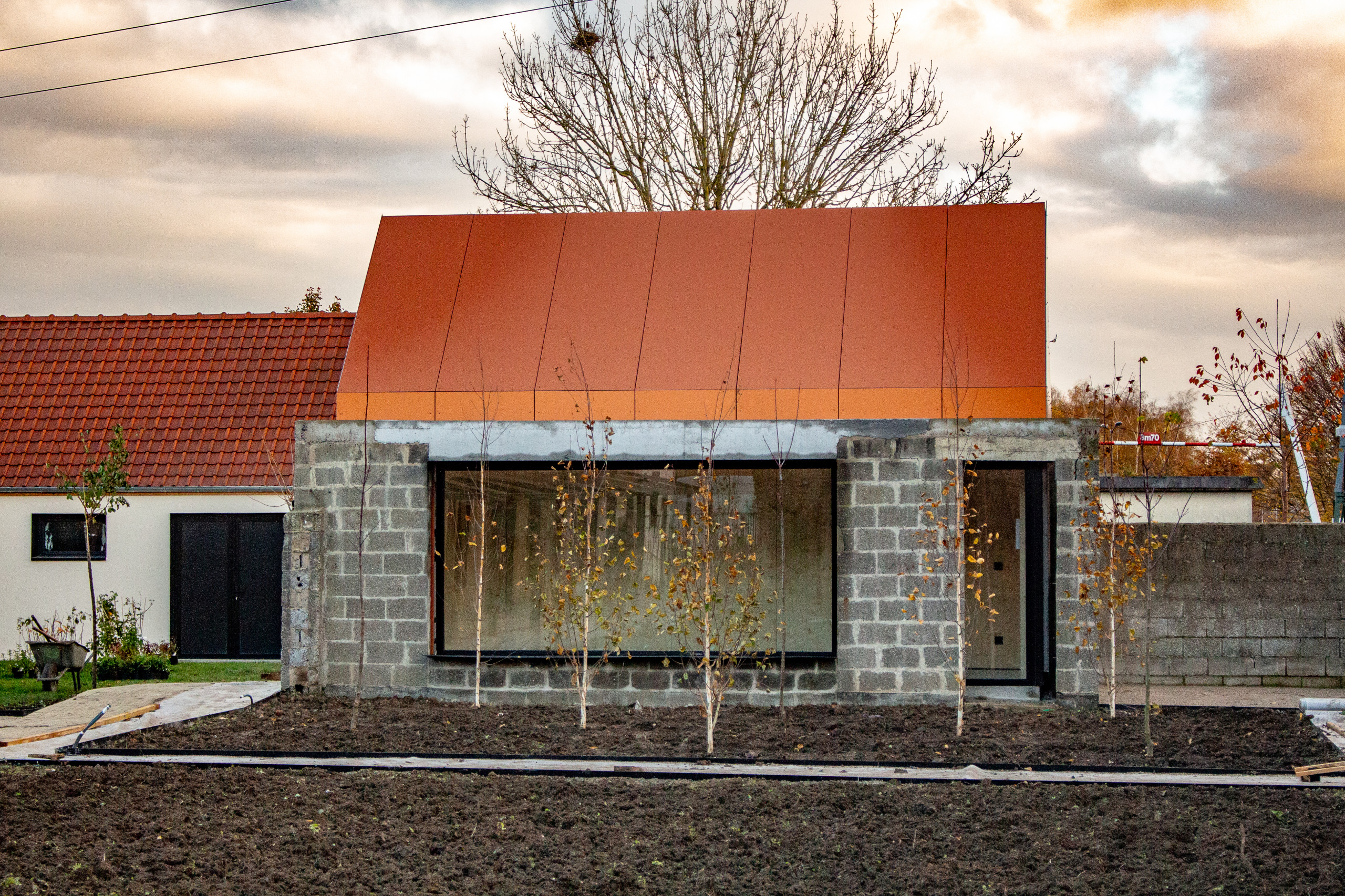 Transformation d'une remise en oratoire et aménagement paysager d'un béguinage