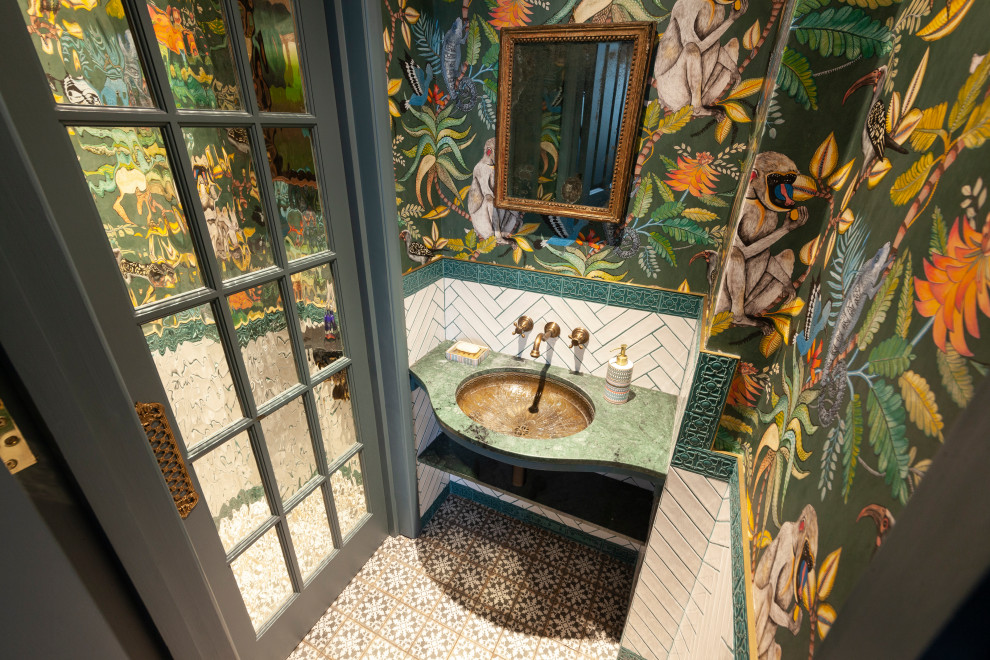 Пример оригинального дизайна: маленький туалет в стиле фьюжн с зелеными фасадами, раздельным унитазом, белой плиткой, керамической плиткой, разноцветными стенами, полом из цементной плитки, мраморной столешницей, разноцветным полом, зеленой столешницей, акцентной стеной, подвесной тумбой, потолком с обоями и обоями на стенах для на участке и в саду
