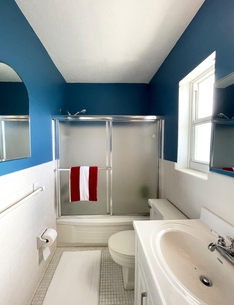 マイアミにある低価格の小さなコンテンポラリースタイルのおしゃれな浴室の写真
