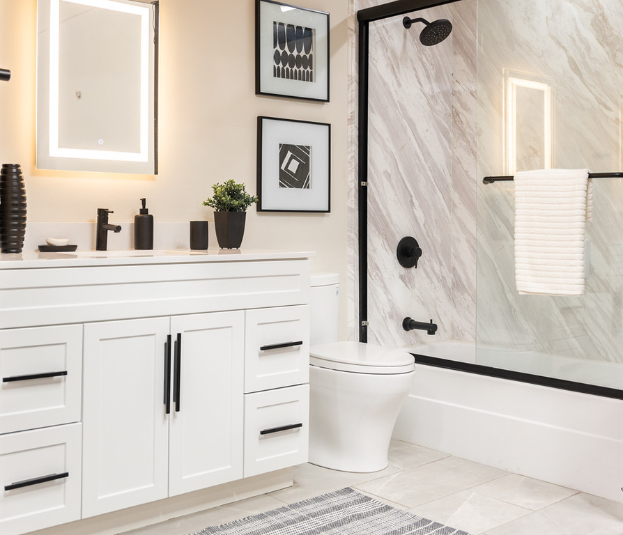 Идея дизайна: ванная комната среднего размера в современном стиле с душем над ванной, унитазом-моноблоком, плиткой из листового камня, бежевыми стенами, полом из винила, накладной раковиной, столешницей из гранита, душем с раздвижными дверями и белой столешницей