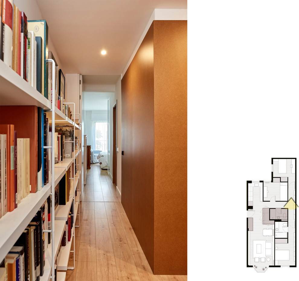 Источник вдохновения для домашнего уюта: коридор среднего размера в современном стиле с коричневыми стенами, светлым паркетным полом и коричневым полом