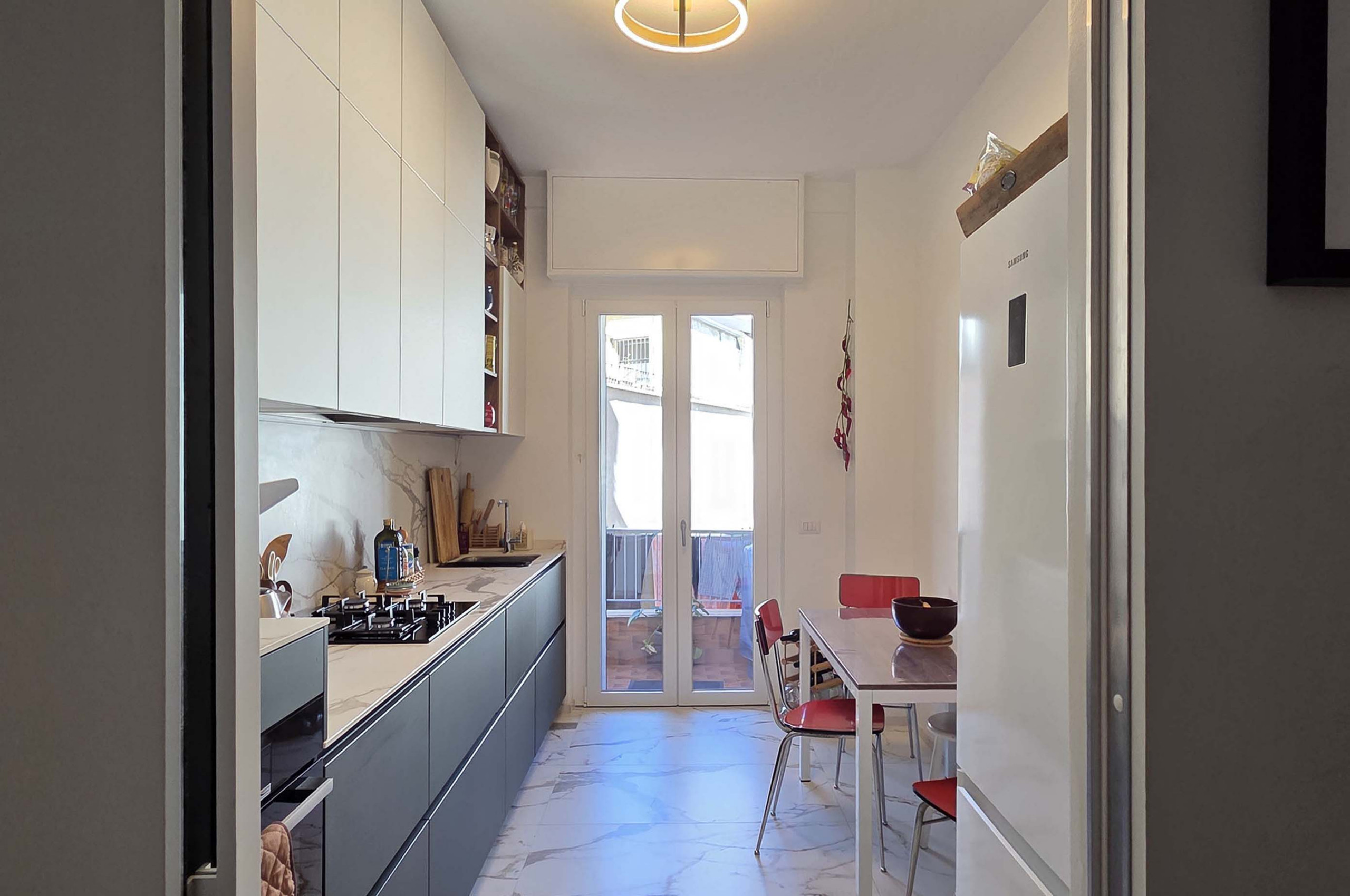 Ristrutturazione cucina e arredi su misura per ingresso e camera a Milano