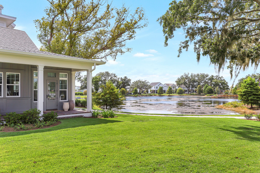 Example of a transitional home design design in Orlando