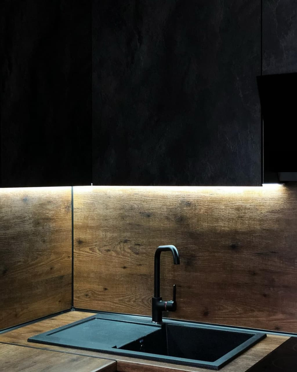 Маленькая угловая кухня черного цвета в стиле лофт