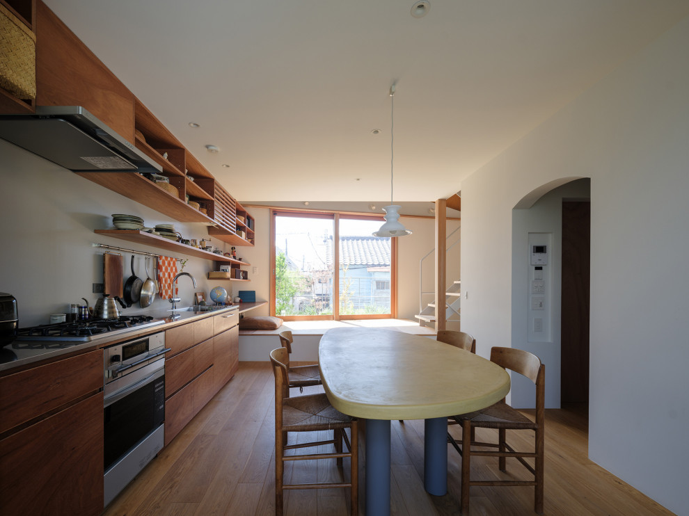 Aménagement d'une salle à manger ouverte sur le salon moderne de taille moyenne avec un mur blanc, un sol en contreplaqué, un sol blanc, un plafond en lambris de bois et du lambris de bois.