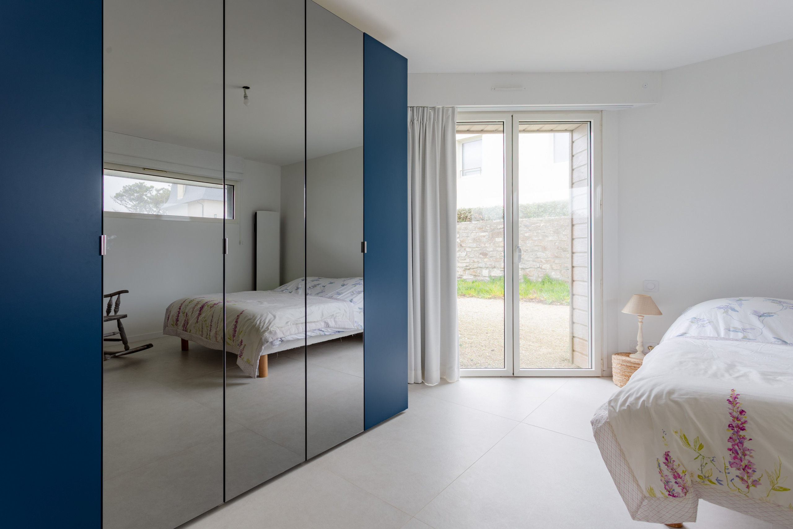 Dressing fermé réalisé dans une chambre d'invités