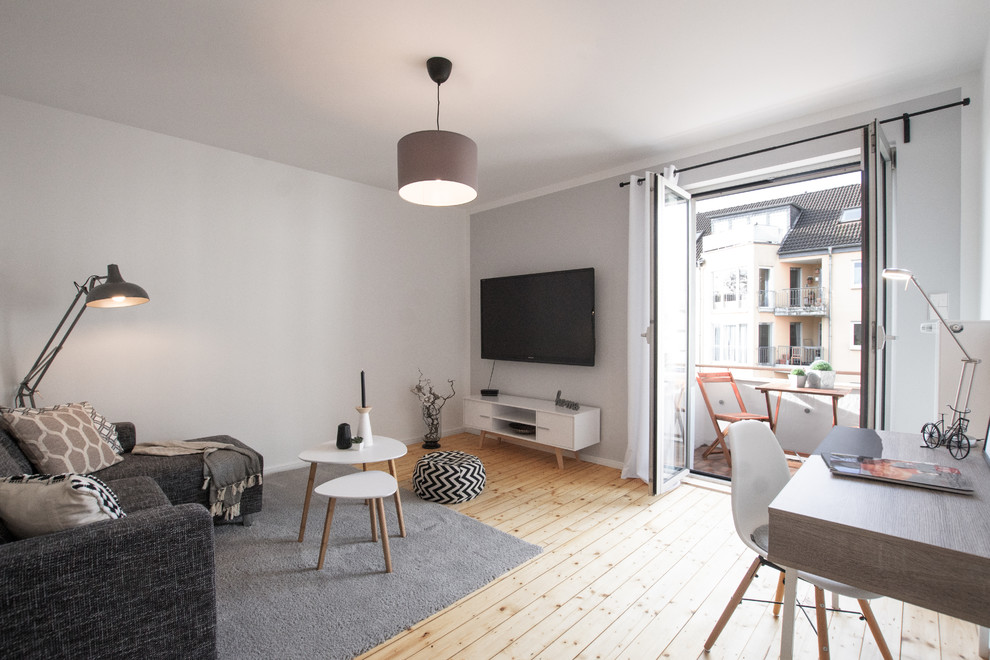 Kleines Skandinavisches Wohnzimmer mit hellem Holzboden in Köln