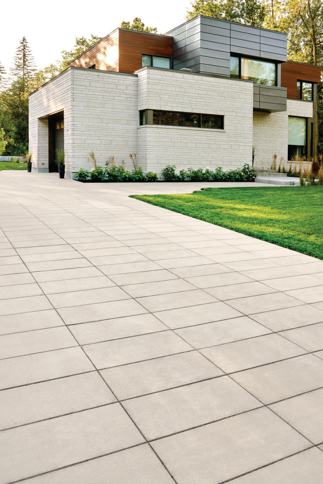 Design ideas for a mid-sized modern front yard driveway in Montreal.