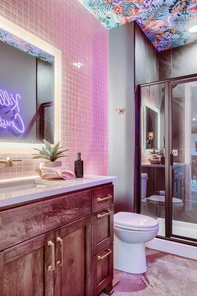 Стильный дизайн: маленькая ванная комната в стиле фьюжн с фасадами в стиле шейкер, темными деревянными фасадами, раздельным унитазом, розовой плиткой, керамической плиткой, розовыми стенами, бетонным полом, душевой кабиной, врезной раковиной, столешницей из искусственного кварца, серым полом, душем с распашными дверями, серой столешницей, тумбой под одну раковину, встроенной тумбой, потолком с обоями и душем в нише для на участке и в саду - последний тренд