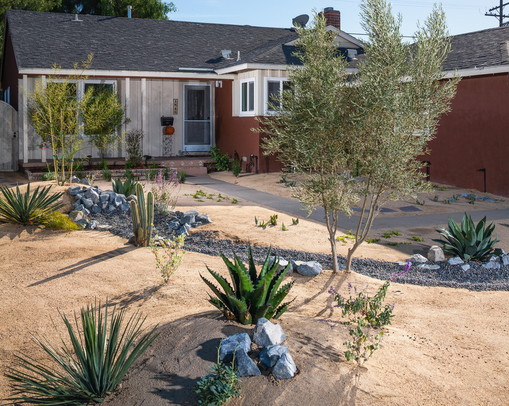 Design ideas for a mid-sized front yard full sun formal garden in Orange County with a garden path and gravel.