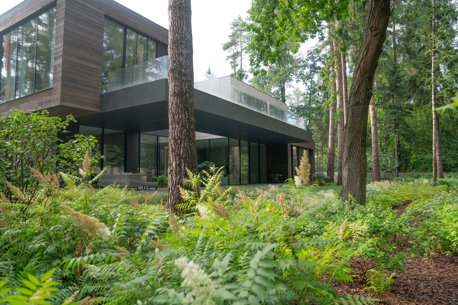 В гармонии с лесом. Модернистский сад. КП Новоуспенский 2020 г