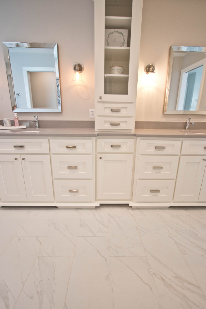 Foto de cuarto de baño principal, doble y a medida tradicional renovado con armarios estilo shaker, puertas de armario blancas, suelo de baldosas de porcelana, encimera de cuarzo compacto, suelo blanco y encimeras beige