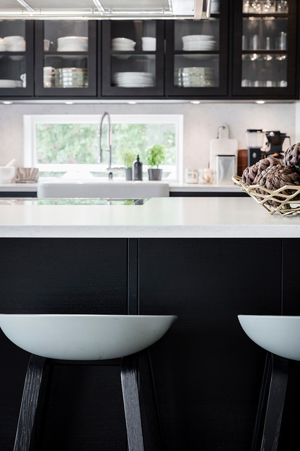 Fr&aring;n 90tals nostalgi till modern toppvilla scandinavian-kitchen