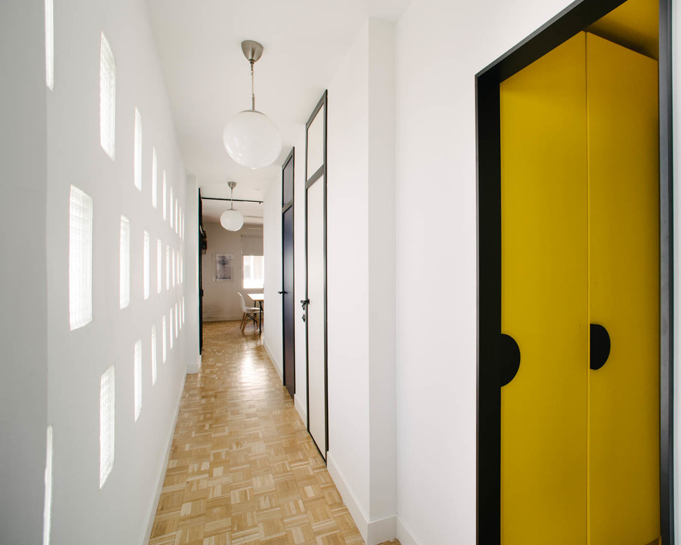 Photo of a contemporary hallway in Madrid.
