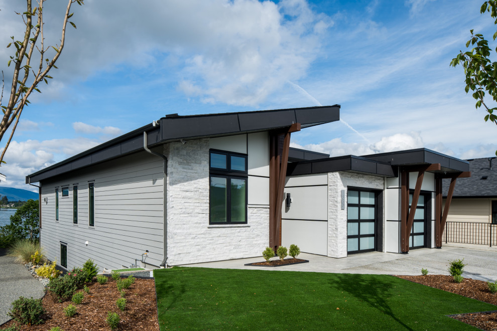Zweistöckiges Modernes Einfamilienhaus mit Mix-Fassade, weißer Fassadenfarbe und Wandpaneelen in Vancouver
