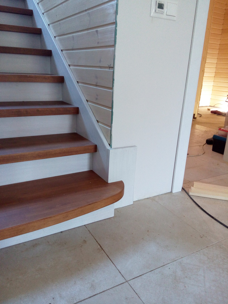 Лестница 2-х цветная с канелюрами