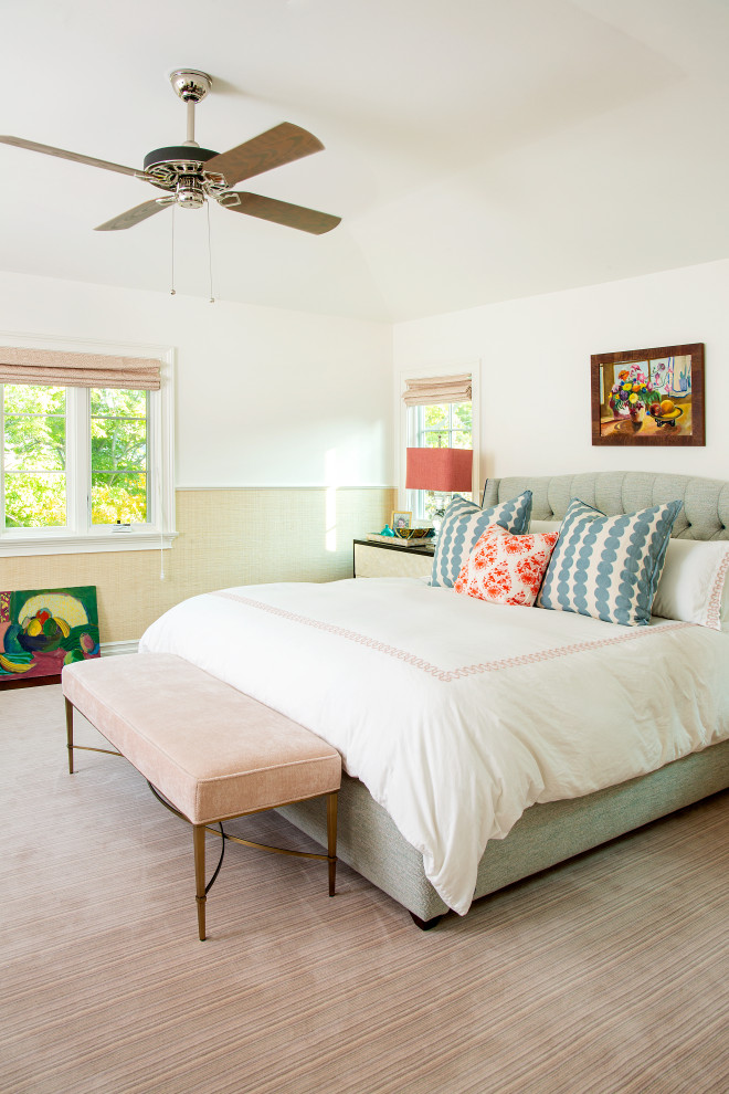 ロサンゼルスにある中くらいなトラディショナルスタイルのおしゃれな主寝室 (ベージュの壁、カーペット敷き、ピンクの床) のインテリア