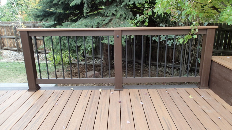 Design ideas for a mid-sized traditional backyard deck in Denver with no cover.