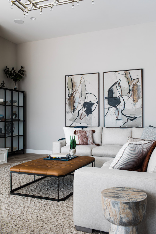 Idée de décoration pour un grand salon minimaliste ouvert avec un mur blanc, parquet clair, une cheminée standard, un manteau de cheminée en plâtre, un téléviseur fixé au mur et un sol marron.