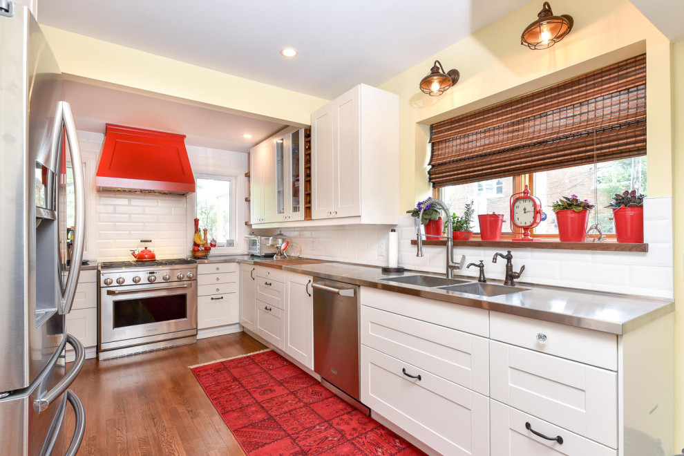 Kitchen - transitional kitchen idea in Ottawa