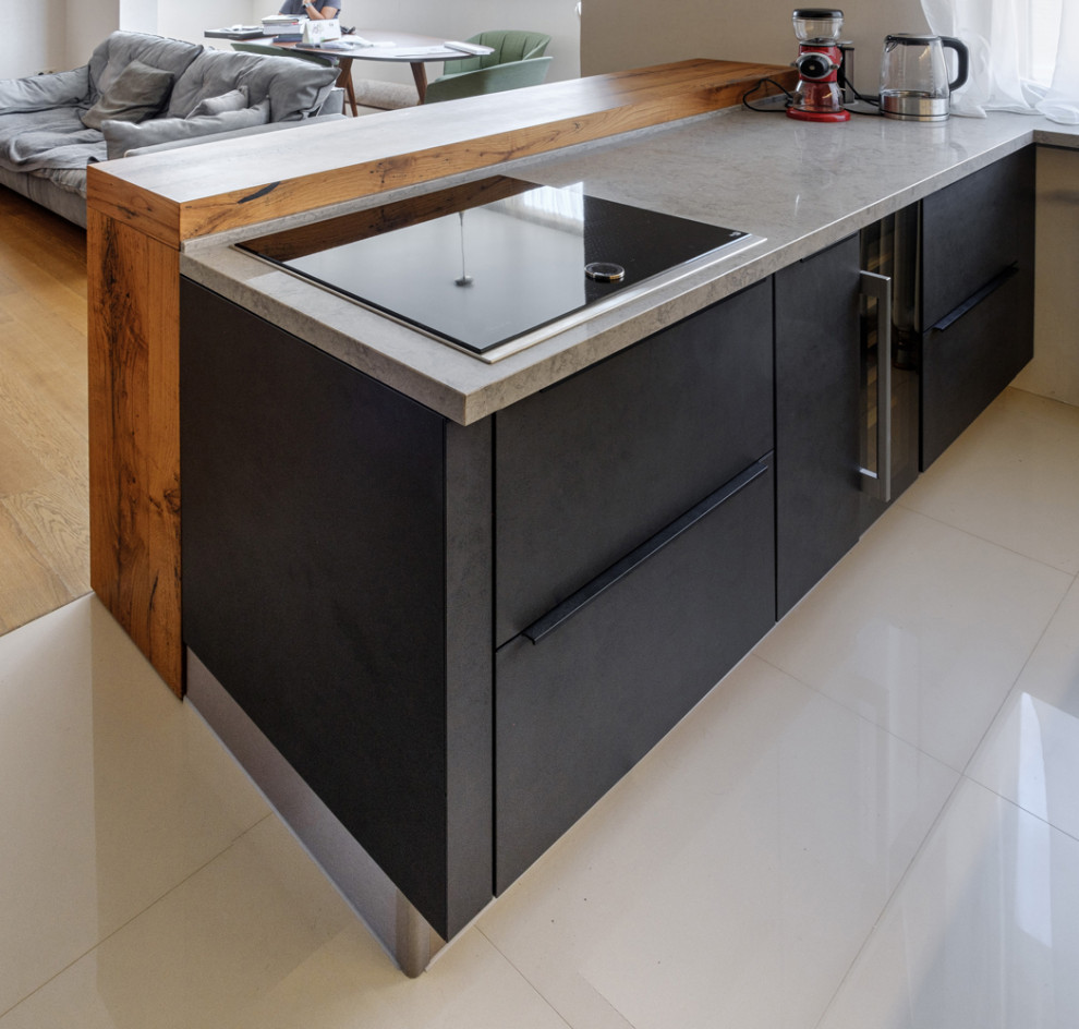 Modelo de cocina actual abierta con armarios con paneles lisos y puertas de armario grises