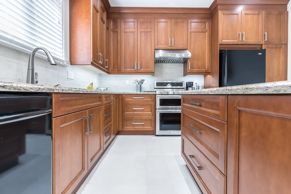 Transitional kitchen photo in Toronto