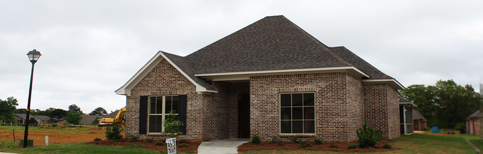Transitional home design photo in Jackson