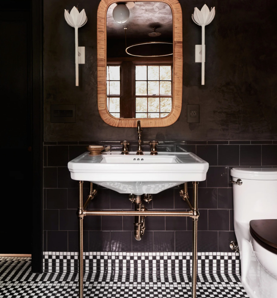 Inredning av ett modernt stort en-suite badrum, med vita skåp, ett fristående badkar, en dusch/badkar-kombination, svart och vit kakel, keramikplattor, svarta väggar, klinkergolv i keramik, svart golv och dusch med duschdraperi