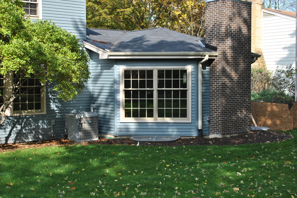 Transitional home design photo in Chicago