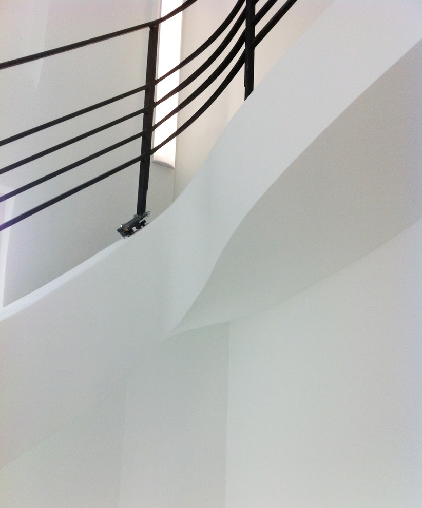 Idées déco pour escalier in béton With des contremarches en béton and un garde-corps en métal.