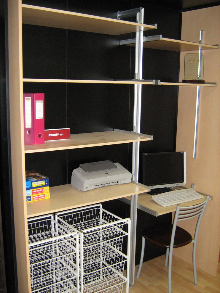 Inspiration for a contemporary home office in Brisbane.