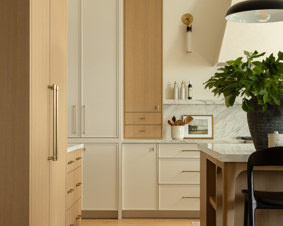 Example of a transitional home design design in Toronto