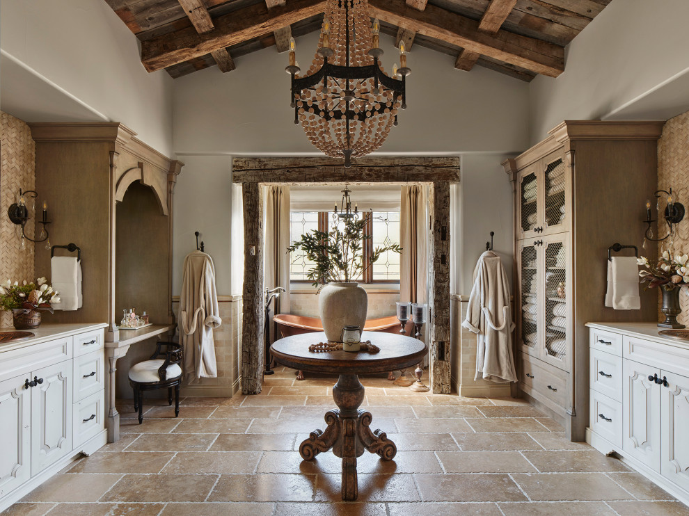 Пример оригинального дизайна: главная ванная комната с фасадами с выступающей филенкой, белыми фасадами, накладной раковиной, белой столешницей и балками на потолке