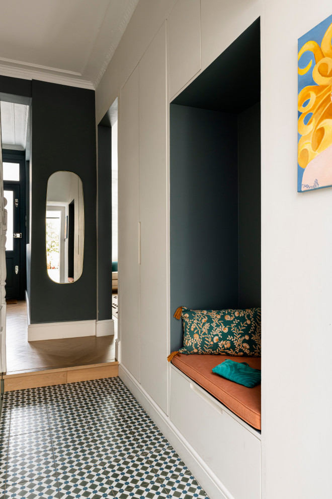 Inredning av en eklektisk liten hall, med blå väggar, klinkergolv i keramik, en enkeldörr, en blå dörr och blått golv