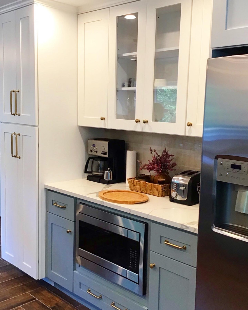 Country Küche in grau-weiß mit Landhausspüle, Schrankfronten im Shaker-Stil, Quarzwerkstein-Arbeitsplatte, Porzellan-Bodenfliesen und braunem Boden in Sonstige