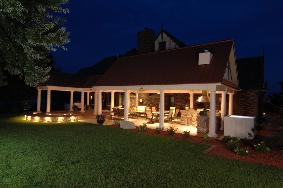 Example of a transitional patio design in Cedar Rapids