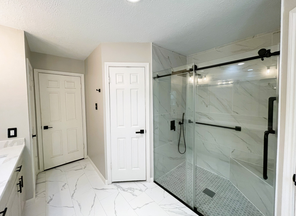 ヒューストンにあるコンテンポラリースタイルのおしゃれな浴室 (グレーのキャビネット、クオーツストーンの洗面台、白い洗面カウンター、洗面台2つ、造り付け洗面台) の写真