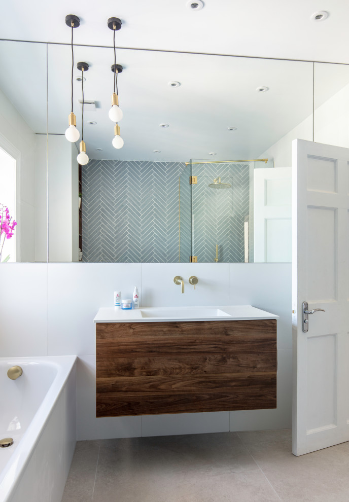 Стильный дизайн: серо-белая ванная комната в современном стиле с открытым душем, белыми стенами и тумбой под одну раковину - последний тренд
