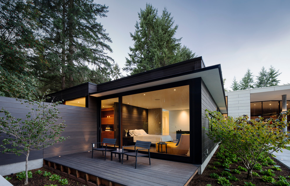 This is an example of a contemporary side yard deck in Seattle.