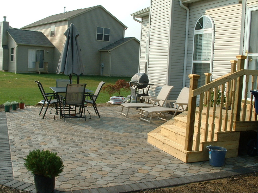 Photo of a modern patio in Columbus.